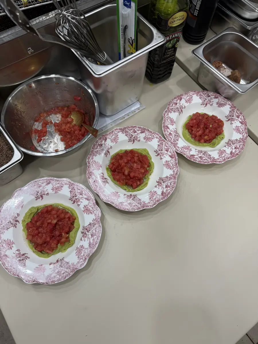 Tatar podany na porcelanowych talerzach w kuchni Haust